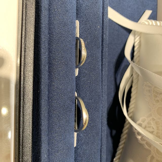 【4℃ BRIDAL(ヨンドシーブライダル)の口コミ】 指輪の形はV字のもので考えていました。その中で何種類か選んでいる中で、…