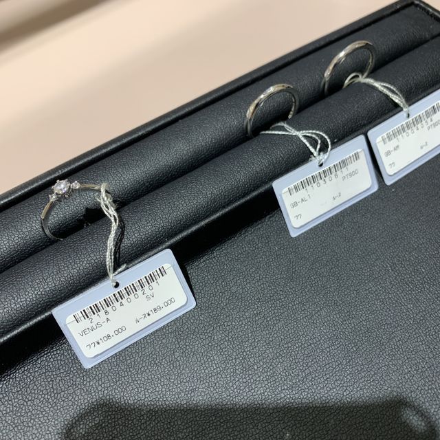 【TRECENTI(トレセンテ)の口コミ】 シンプルなデザインで探しており。
二人で相談して決めました。
指輪のダ…