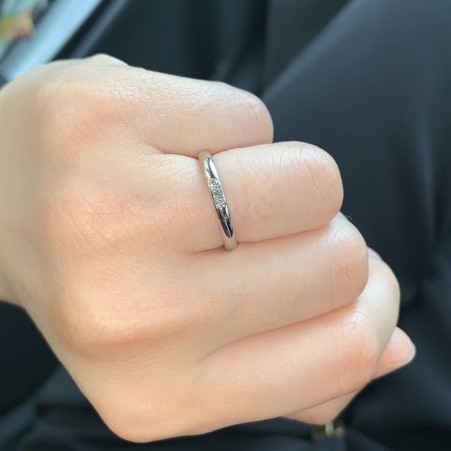 【銀座ダイヤモンドシライシの口コミ】 シンプルかつ華やかさもある、3つダイヤがついたストレートリングを探して…