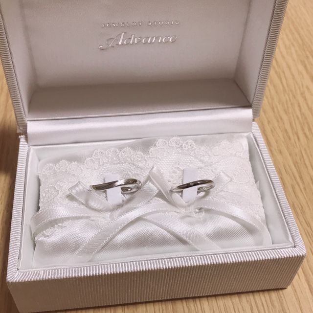 【JEWELRY STUDIO Advance(ジュエリースタジオアドバンス)の口コミ】 婚約指輪がウェーブの付いているタイプなので、重ね付けしても馴染むもの…