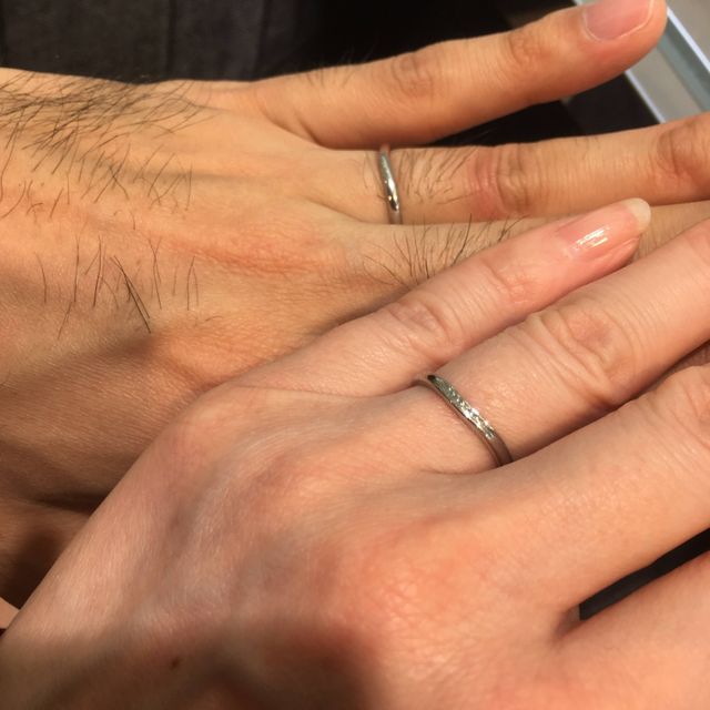 【GALA JEWELRY(ガラジュエリー)の口コミ】 素材はプラチナ、男女のペア感があり、流れのあるもの、でも全体的にシン…