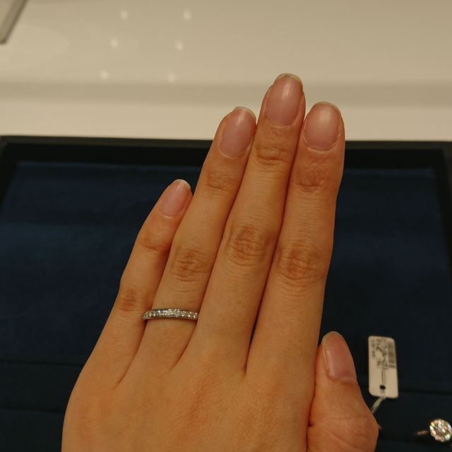 【4℃ BRIDAL(ヨンドシーブライダル)の口コミ】 ハーフエタニティですが、周りにプラチナのレールがあることで派手すぎず…