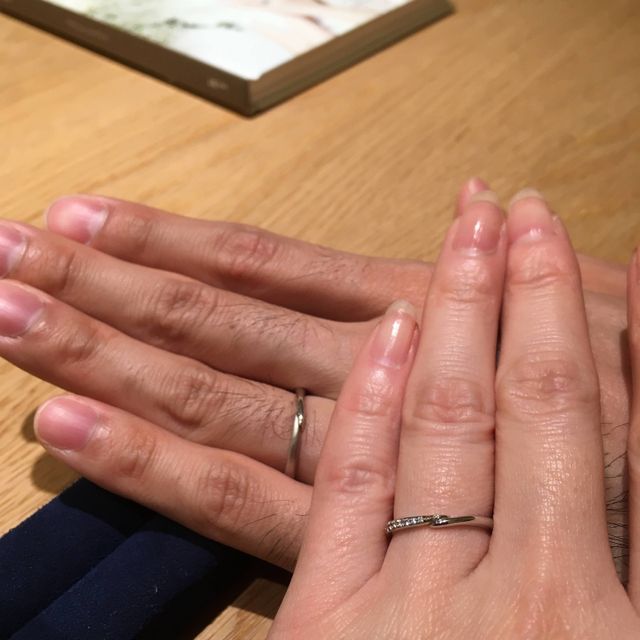 【BIJOUPIKO(ビジュピコ)の口コミ】 男女ともに素材はプラチナで、ハグしているようなデザインでした。男性用…