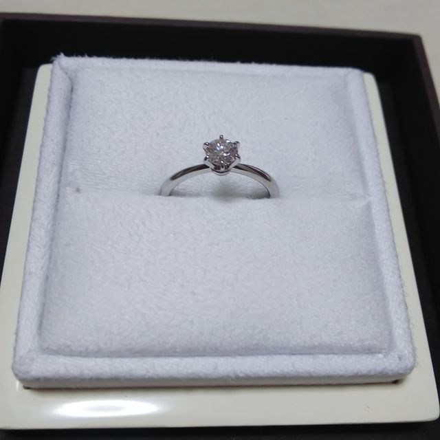 【LUCIE(ルシエ)の口コミ】 サプライズで貰ったので聞いた話ですが・・・。
まず石を選び、その後に石…