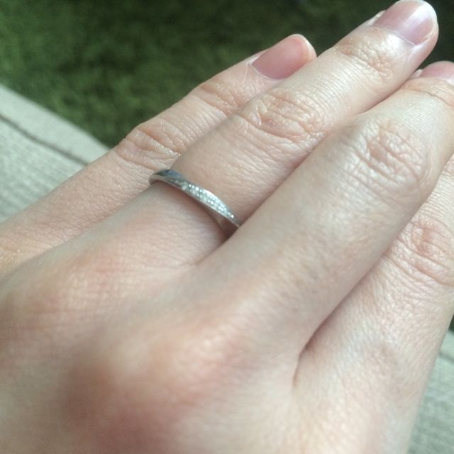 【4℃ BRIDAL(ヨンドシーブライダル)の口コミ】 斜めのラインにダイヤモンドが入っていて、いろいろと試着してみましたが…