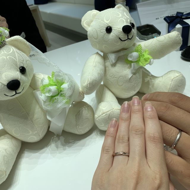 【4℃ BRIDAL(ヨンドシーブライダル)の口コミ】 プラチナとピンクゴールドが一緒に楽しめて可愛かったのが決め手です。
主…