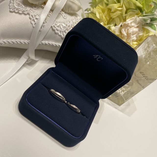 【4℃ BRIDAL(ヨンドシーブライダル)の口コミ】 シンプルなデザインの、品の良さを感じました。仕事柄、派手なものが身に…