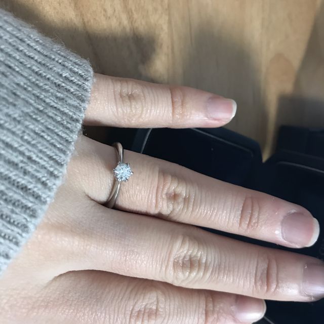 【銀座ダイヤモンドシライシの口コミ】 シンプルな婚約指輪を探していたため、店員さんに相談して何種類か試して…