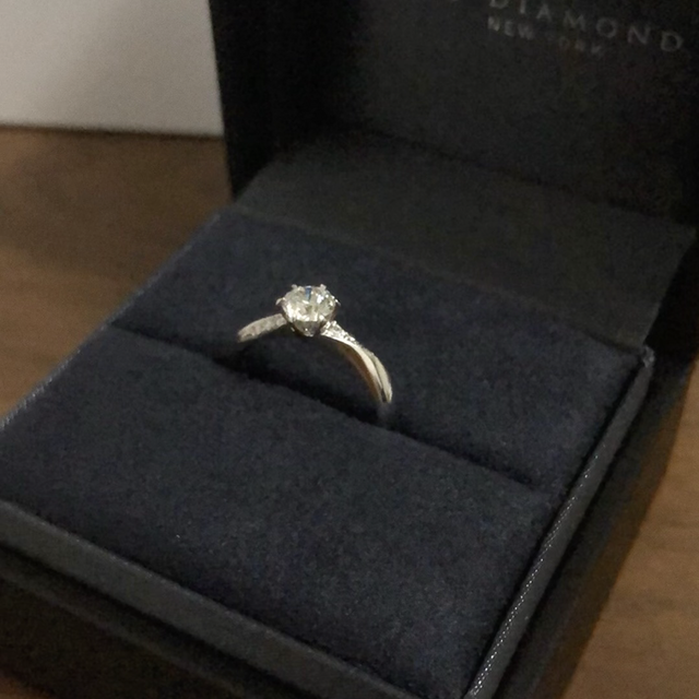 【ラザール ダイヤモンド(LAZARE DIAMOND)の口コミ】 彼女が立て爪の婚約指輪を希望していましたので、立て爪でウェーブデザイ…
