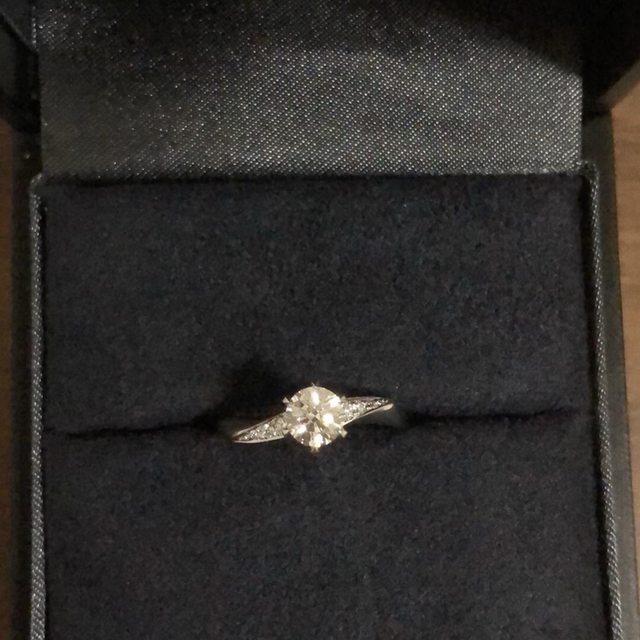 【ラザール ダイヤモンド(LAZARE DIAMOND)の口コミ】 彼女が立て爪の婚約指輪を希望していましたので、立て爪でウェーブデザイ…