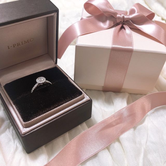 【アイプリモ(I-PRIMO)の口コミ】 ダイヤが真ん中にポンッと乗っている指輪と悩んだのですが、お婆ちゃんに…