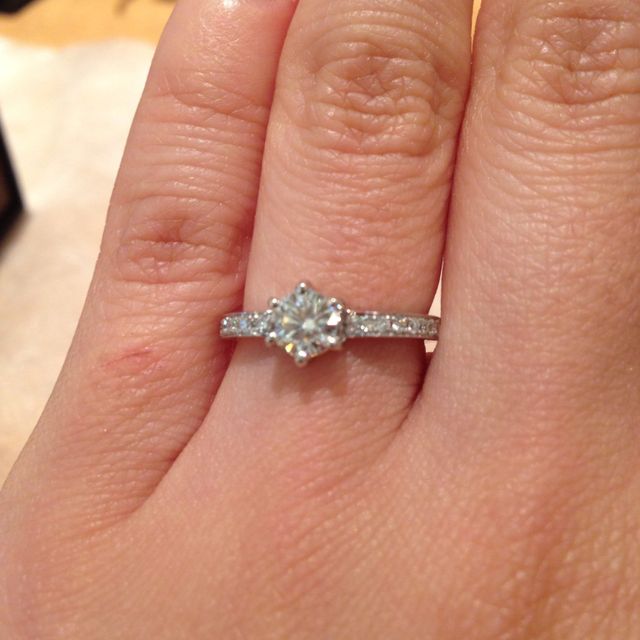 【都民共済(とみんきょうさい)の口コミ】 手が小さいので余り華美になりすぎない物を選びました。中心となるダイヤ…