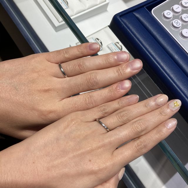 【銀座ダイヤモンドシライシの口コミ】 シンプルで一粒ダイヤのものを探していたため、このデザインを試着しまし…
