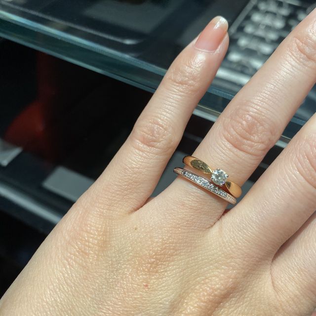 【エクセルコダイヤモンド(EXELCO DIAMOND)の口コミ】 ストレートの細めのタイプで探していました。
ダイヤモンドが9粒ついてい…