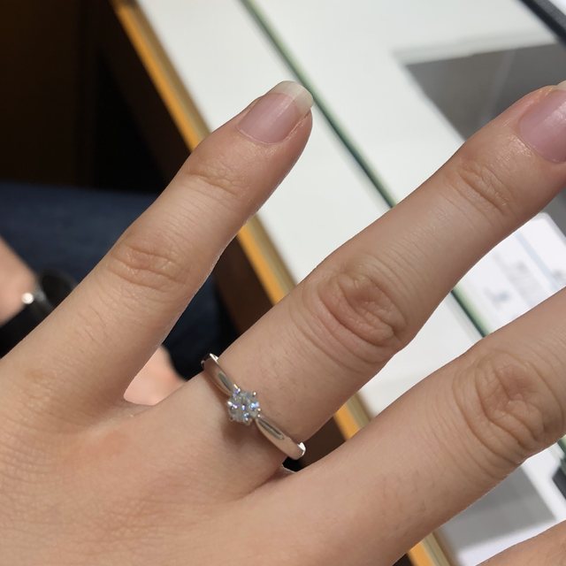 【エクセルコダイヤモンド(EXELCO DIAMOND)の口コミ】 シンプルな婚約指輪です。多くの人が婚約指輪とイメージして思い出すデザ…