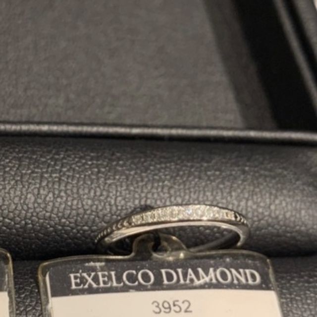 【エクセルコダイヤモンド(EXELCO DIAMOND)の口コミ】 指輪の中央に、ダイヤモンドがライン状に数石並んでいます。石の数は多い…