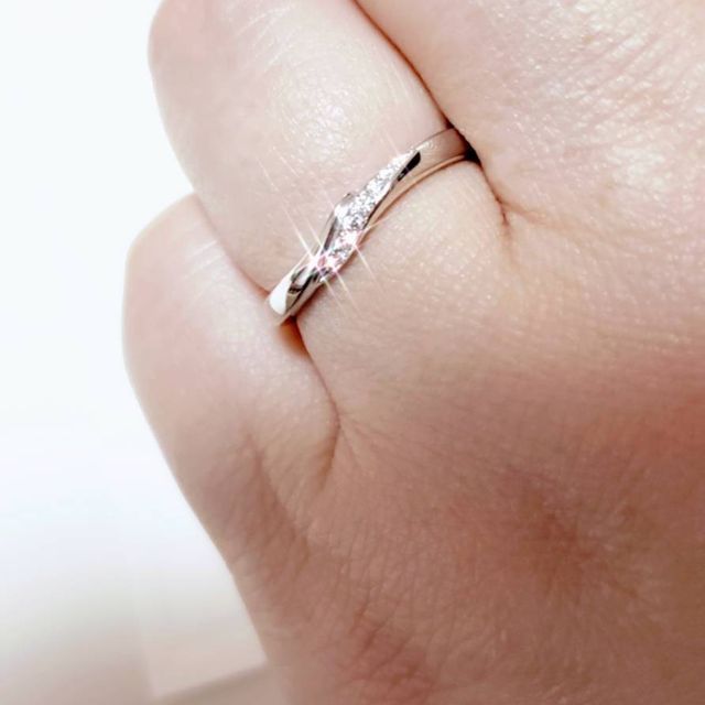 【アイプリモ(I-PRIMO)の口コミ】 この指輪のデザインは男女共に指のフォルムが長く綺麗に見えるのが決め手…