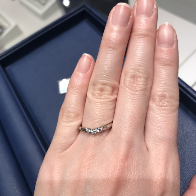 【銀座ダイヤモンドシライシの口コミ】 元々シンプルすぎないものがよくて、石が付いているものよかったから。指…