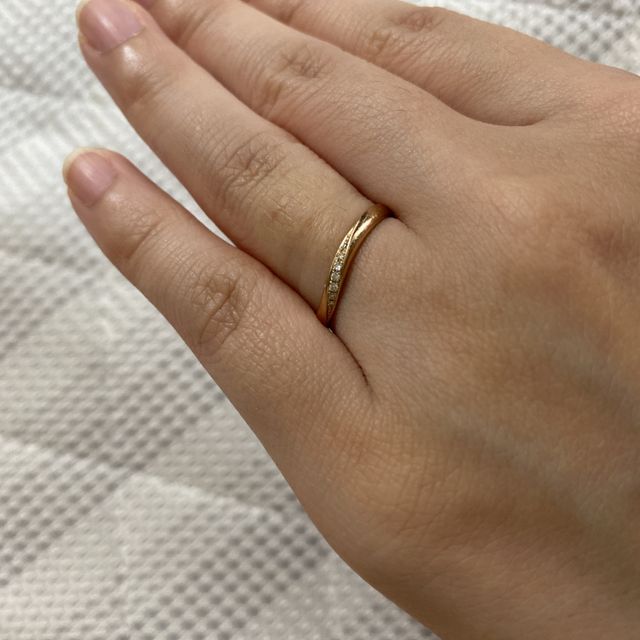 【俄(にわか)の口コミ】 デザインが気に入りました。ダイヤ数も選べたのですが、どの角度から見て…