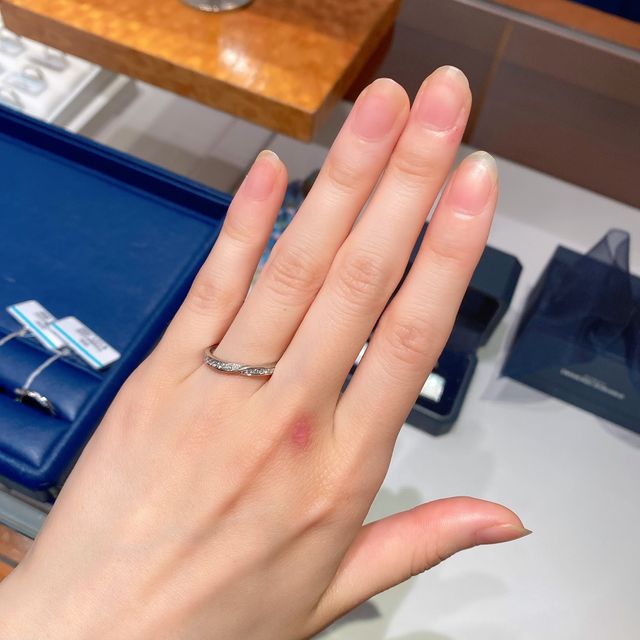 【銀座ダイヤモンドシライシの口コミ】 シンプルだけどダイヤモンドが美しく輝く指輪を探してました。試着した指…