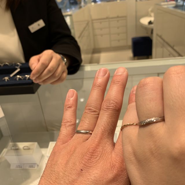 【4℃ BRIDAL(ヨンドシーブライダル)の口コミ】 指輪にカットが入っていて普通のストレートリングとは一味違うオシャレな…