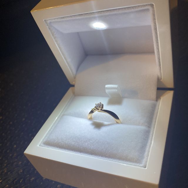 【杢目金屋(もくめがねや)の口コミ】 デザインは、指を綺麗に見せるウェーブラインを選びました。
幅が細めで肌…