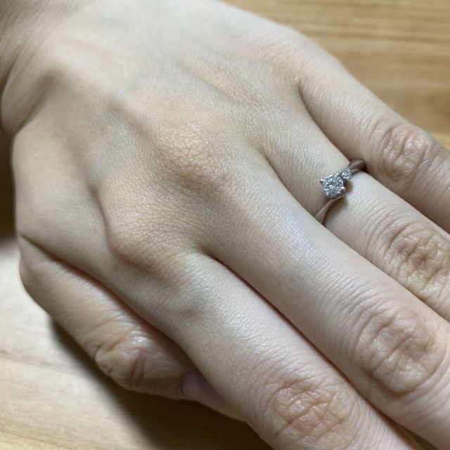 【4℃ BRIDAL(ヨンドシーブライダル)の口コミ】 20万円以下で探していました。ダイヤがふたつあるデザインと、ダイヤがひ…