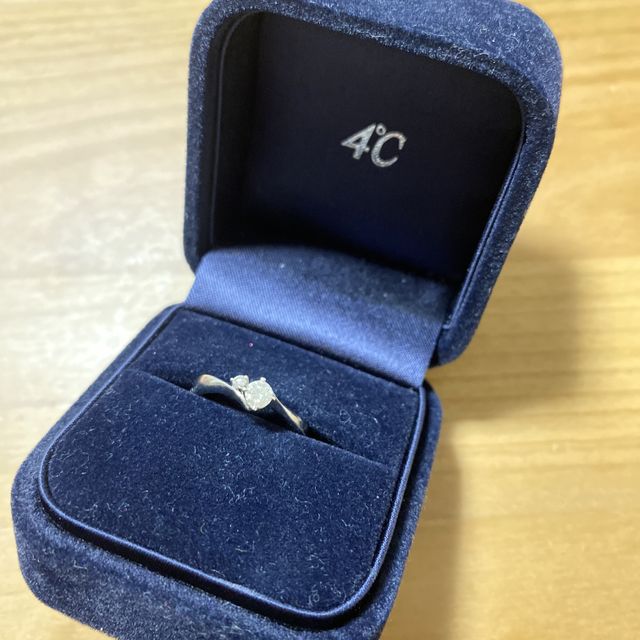 【4℃ BRIDAL(ヨンドシーブライダル)の口コミ】 20万円以下で探していました。ダイヤがふたつあるデザインと、ダイヤがひ…