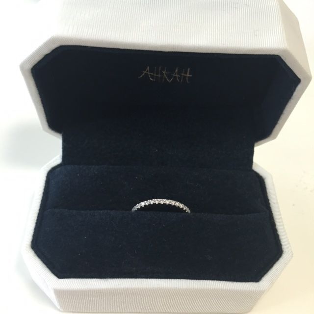 【AHKAH(アーカー)の口コミ】 重ね付けした際もダイヤが浮かないように、結婚指輪とマリッジリングを同…