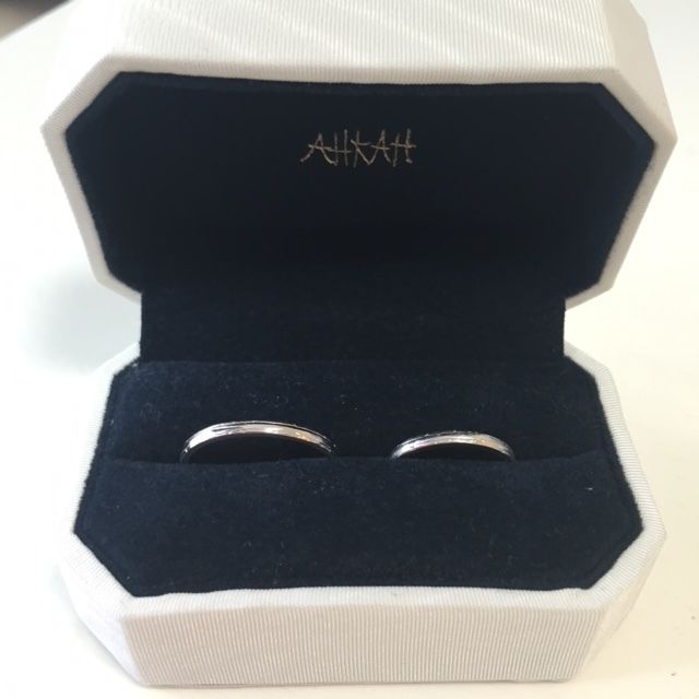 【AHKAH(アーカー)の口コミ】 重ね付けした際もダイヤが浮かないように、結婚指輪とマリッジリングを同…