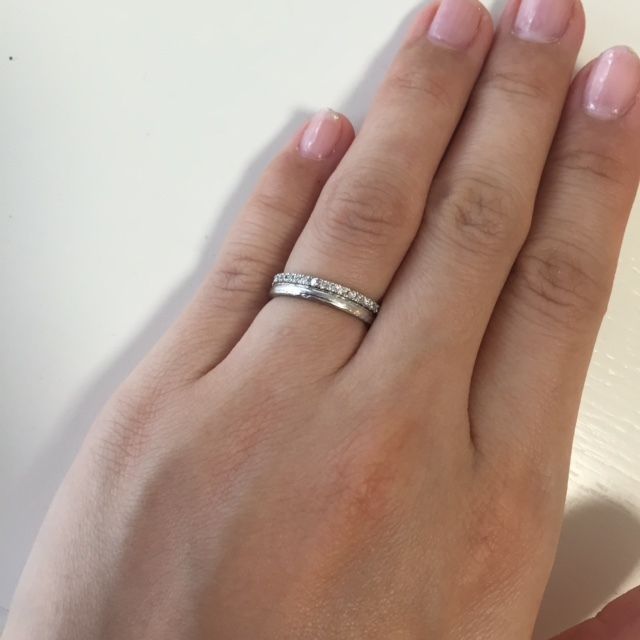 【AHKAH(アーカー)の口コミ】 重ね付けした際もダイヤが浮かないように、結婚指輪とマリッジリングを同…