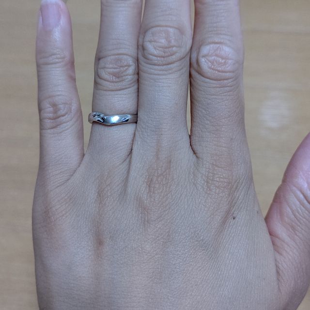 【カオキ　ダイヤモンド専門卸直営店の口コミ】 婚約指輪と重ねづけできるデザインで、シンプルかつ少しウェーブが入って…