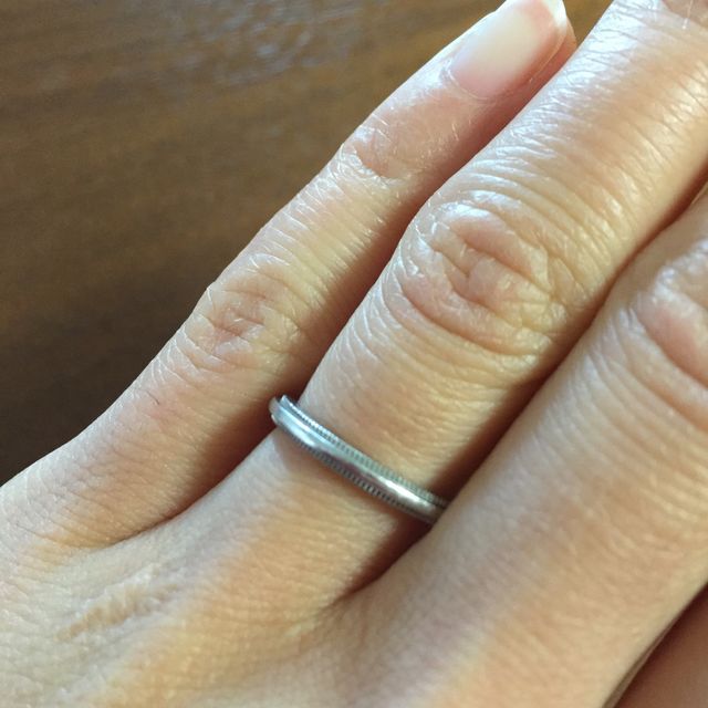 【ティファニー(Tiffany & Co.)の口コミ】 主人とまるっきりお揃いがよかったので男性でも大丈夫なシンプルなものに…