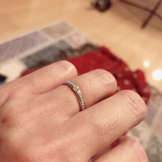 【ラザール ダイヤモンド(LAZARE DIAMOND)の口コミ】 婚約指輪を買う予定がなかったので、真ん中にサイズの違うダイヤモンドの…