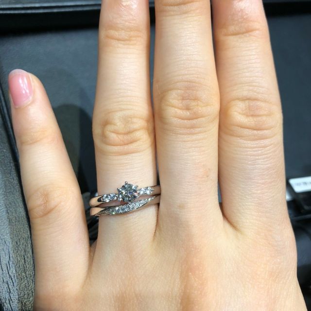 【ラザール ダイヤモンド(LAZARE DIAMOND)の口コミ】 婚約指輪は中央に向かって細くなるデザインで、ダイヤモンドが大きく見え…