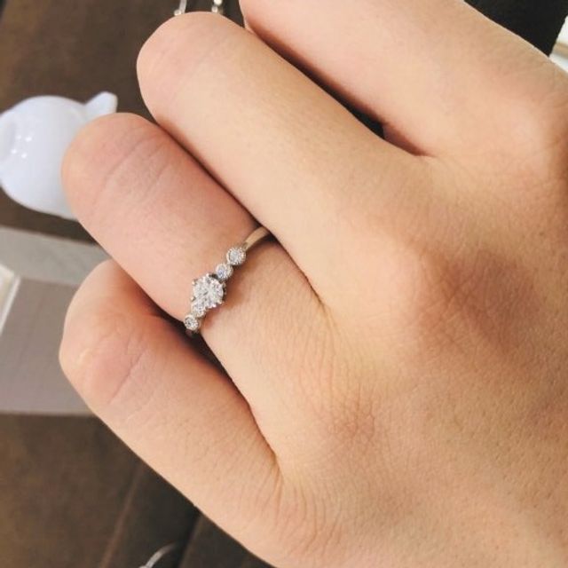 【CHARMY(チャーミー)の口コミ】 婚約指輪らしい華やかなデザインが気に入りました。サイドの小さめのダイ…