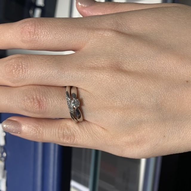 【銀座ダイヤモンドシライシの口コミ】 ダイヤが多すぎず、少なすぎず、かつウェーブのデザインのものを探してお…