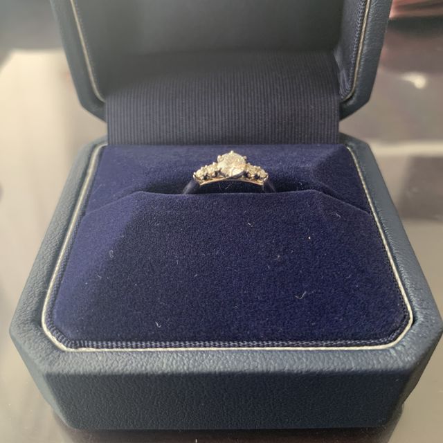 【銀座ダイヤモンドシライシの口コミ】 存在感と華やかさがある中、シンプルに定番の形だったので、このデザイン…