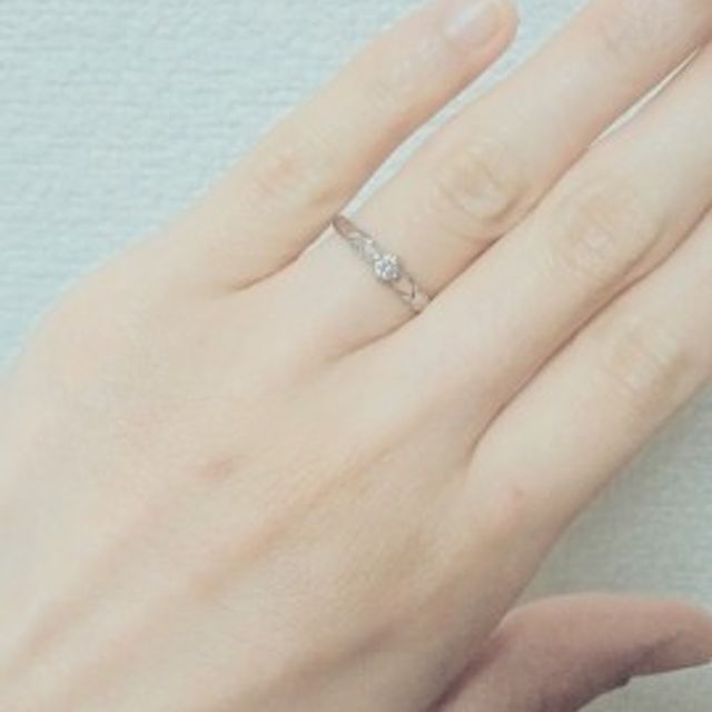【QDMの口コミ】 彼からプロポーズの際に頂きました。
ごつい婚約指輪だと後々付けづらいと…