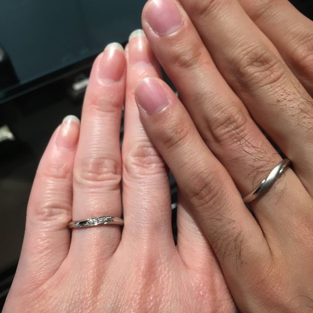 【エクセルコダイヤモンド(EXELCO DIAMOND)の口コミ】 男女ともに流れのあるデザインで、ペア感があるのが気に入りました。男性…