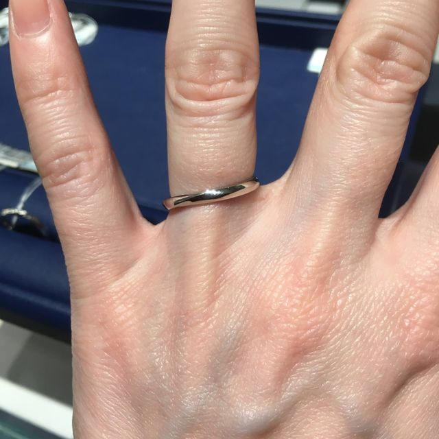 【銀座ダイヤモンドシライシの口コミ】 ダイヤモンドが付いていないストレートの指輪とウェーブの指輪、ストレー…