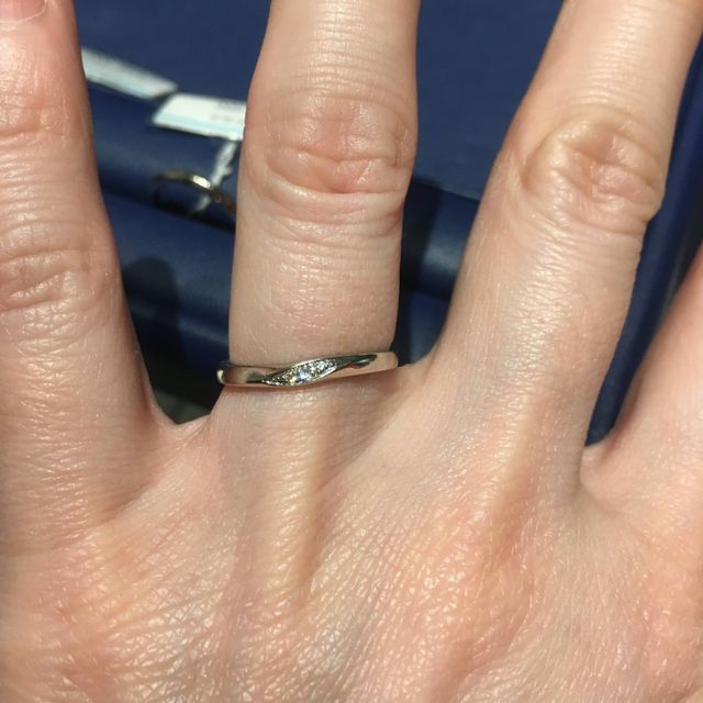 【銀座ダイヤモンドシライシの口コミ】 ダイヤモンドが付いていないストレートの指輪とウェーブの指輪、ストレー…
