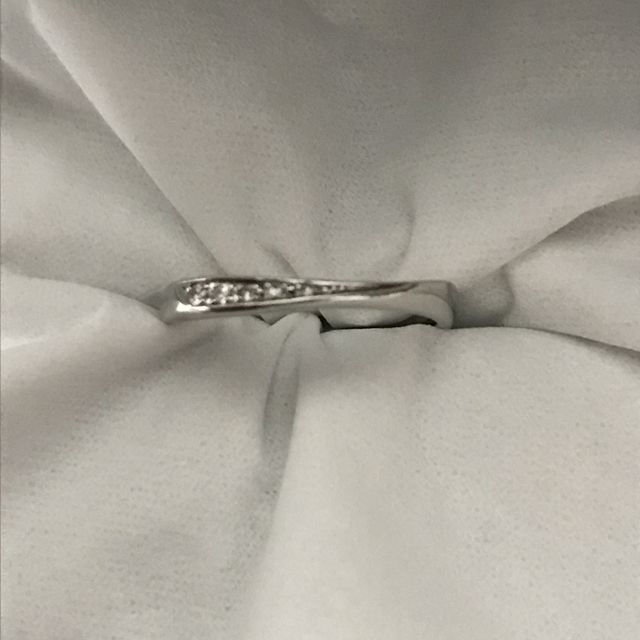 【銀座ダイヤモンドシライシの口コミ】 太い指輪は嫌だったのでシンプルで細めの物で探していました。
ダイヤは少…