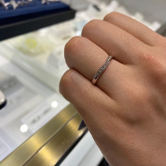 【4℃ BRIDAL(ヨンドシーブライダル)の口コミ】 細すぎず太すぎずちょうど良い厚みのリングでした。ウェーブがきれいにか…