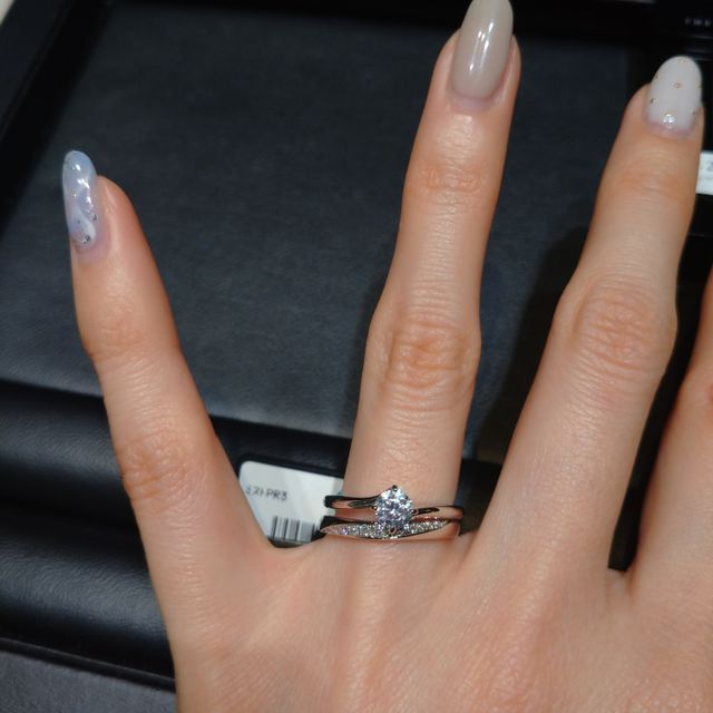 【ラザール ダイヤモンド(LAZARE DIAMOND)の口コミ】 写真だと伝わりづらいですが、ダイヤの入っている部分が立体的な山型のデ…