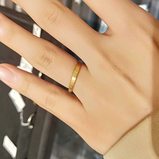 【バーニーズニューヨーク(BARNEYS NEW YORK)の口コミ】 イエローゴールドの色合いとマットな質感がキレイなリングです。丸い筒状…