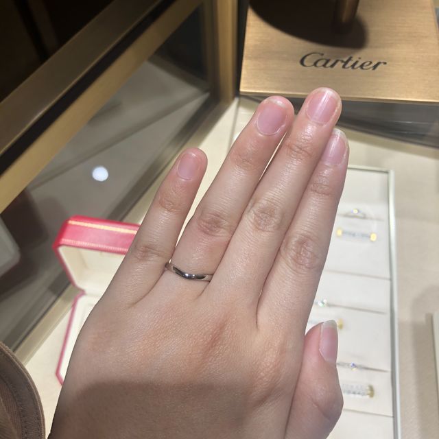 【カルティエ(Cartier)の口コミ】 婚約指輪と重ね付けをしたく、シンプルなデザインを探していました。重ね…