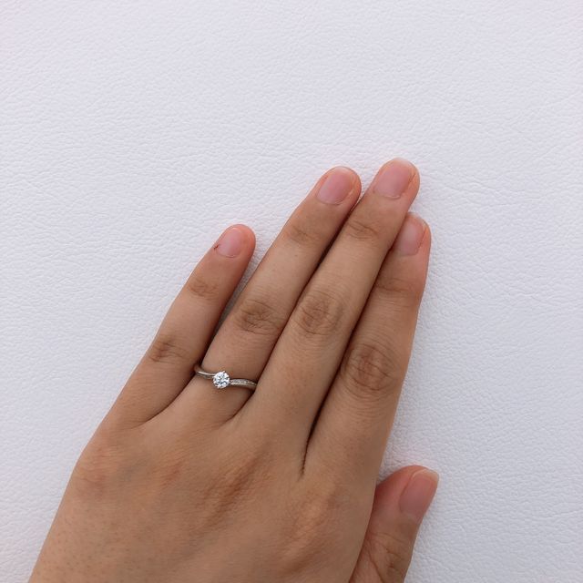 【4℃ BRIDAL(ヨンドシーブライダル)の口コミ】 ウェーブラインがおしゃれでとても指がきれいに見えるところに惹かれまし…