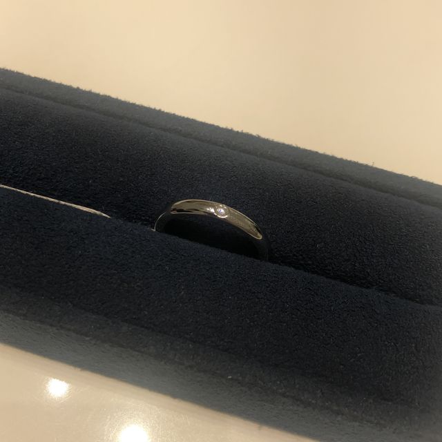 【4℃ BRIDAL(ヨンドシーブライダル)の口コミ】 はじめは婚約指輪がウェーブだったので、重ね付けを考え婚約指輪とペアの…