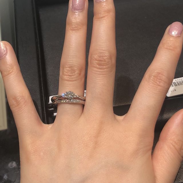 【ラザール ダイヤモンド(LAZARE DIAMOND)の口コミ】 指が3号のため、太いデザインではなく華奢でアームが細いデザインを探して…